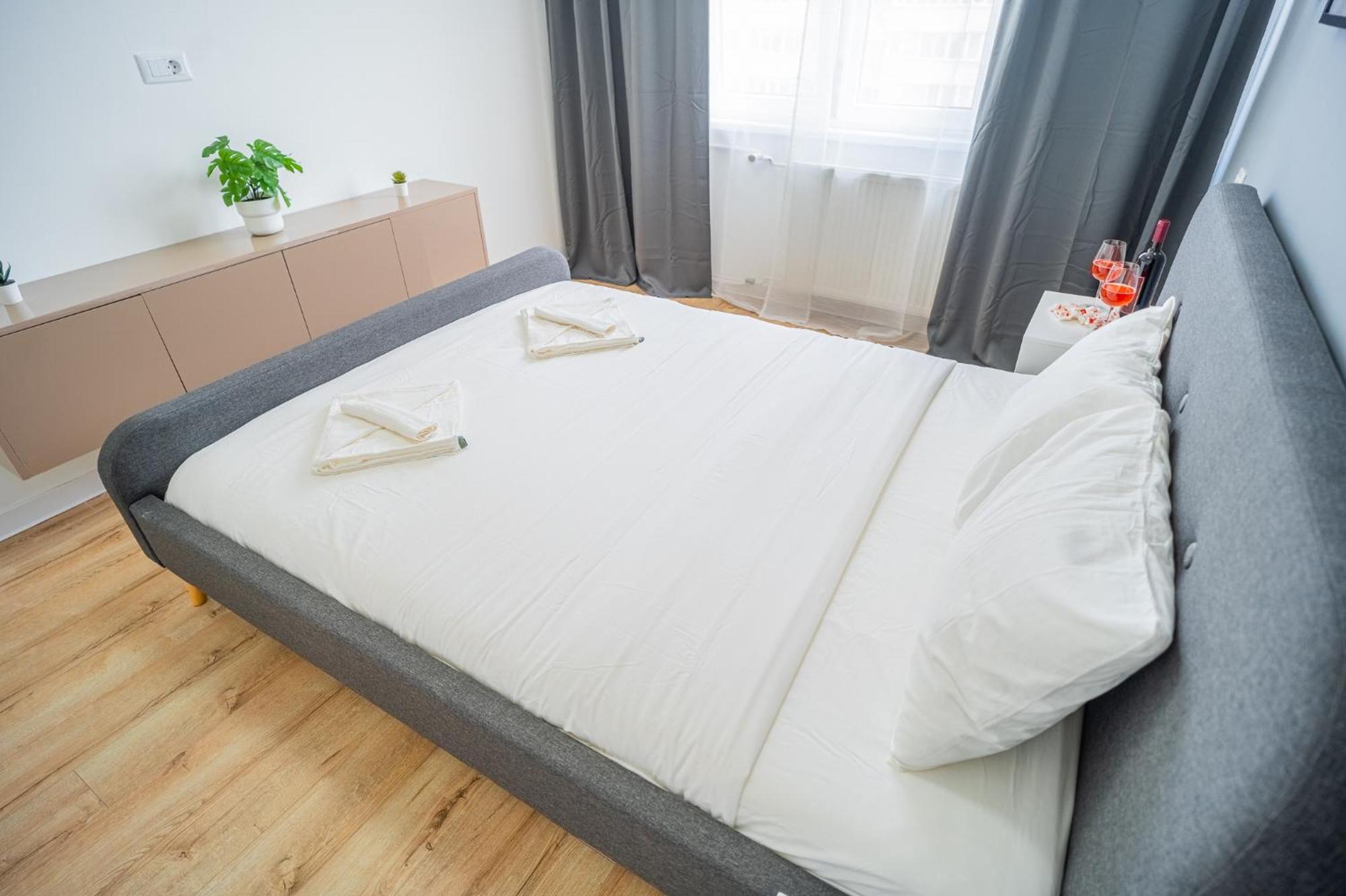 Spacious Newly Renovated 2Br Apartments With Balcony Bukareszt Zewnętrze zdjęcie